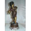 Statue de garçon debout en bronze Harwood sur base de marbre - Taille: L 10 po x l 12 po x H 26 po.