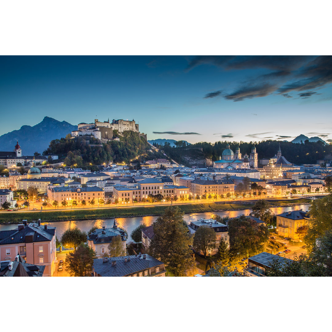 Salzburg in der Abenddämmerung von Bluejay - Kunstdrucke auf Leinwand