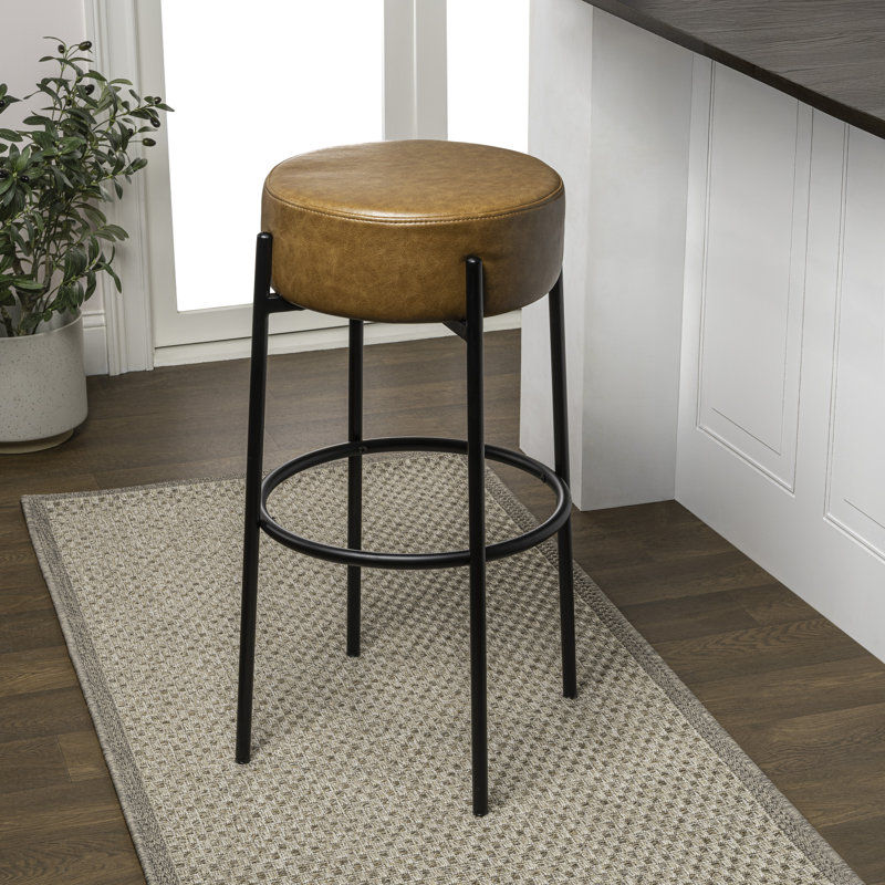 Tabouret de bar rond sans dossier 30 po Paola, siège en cuir végétalien brun caramel et structure en métal noir pour îlot de cuisine ou bar personnel