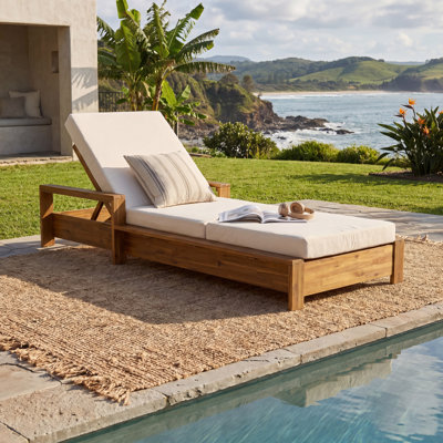 Chaise longue inclinable d'extérieur avec accoudoirs latéraux et coussin pliable en 3 parties de 10 cm, en teck et crème