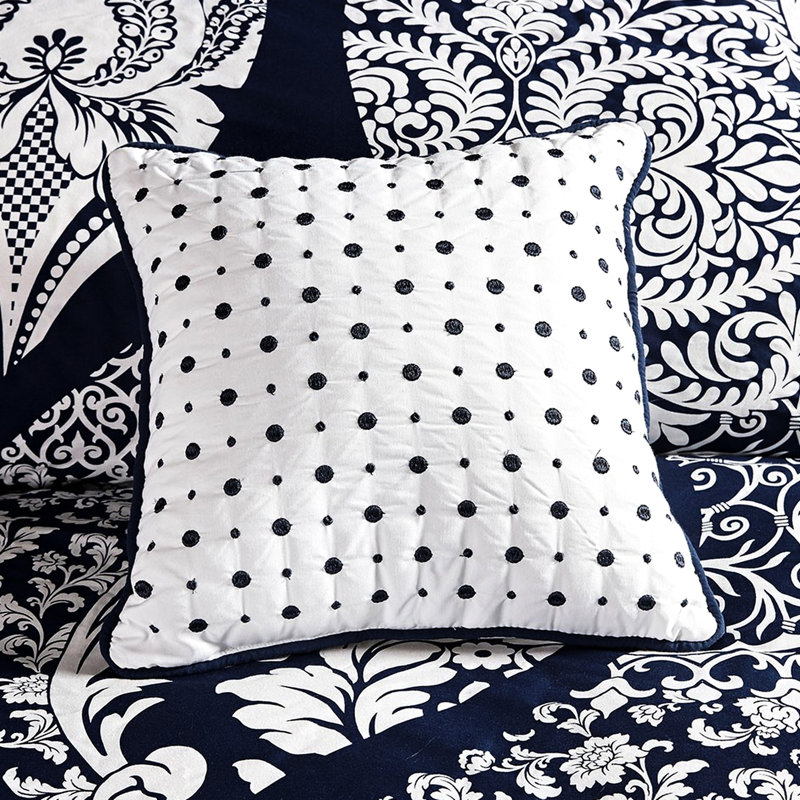 Housse de couette pour lit double / grand lit avec détails brodés et bordure bordée de 6 coussins décoratifs à motif complexe