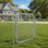 Barrière de clôture à mailles en argent H 4 pi x l 4 pi avec cadre rond, charnière et serrure pour enclos de jardin ou pour animaux, convient aux ouvertures de 52 po
