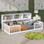 Lit simple simple avec bibliothèque, diverses tablettes de rangement et garde-corps-653838815