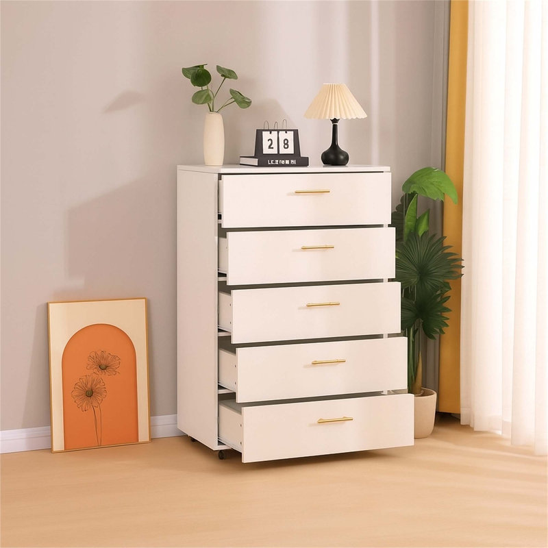 Commode à 5 tiroirs avec poignées et quatre roulettes pivotantes pour faciliter le déplacement et le rangement