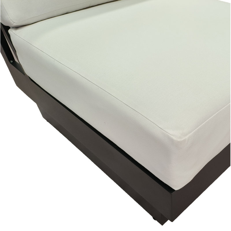 Chaise longue d'extérieur en métal avec coussins Sunbrella Lucca