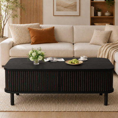 Table basse en bois cannelé de 110 cm avec porte coulissante et rangement
