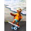 Figurine de surf tortue de soleil avec coquille brune sur les vagues