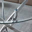Table de salle à manger ronde en verre trempé transparent avec pieds angulaires à finition argentée et conception équilibrée, 30,1 pouces de hauteur, pieds en acier inoxydable sculpturaux durables, 36 pouces de largeur