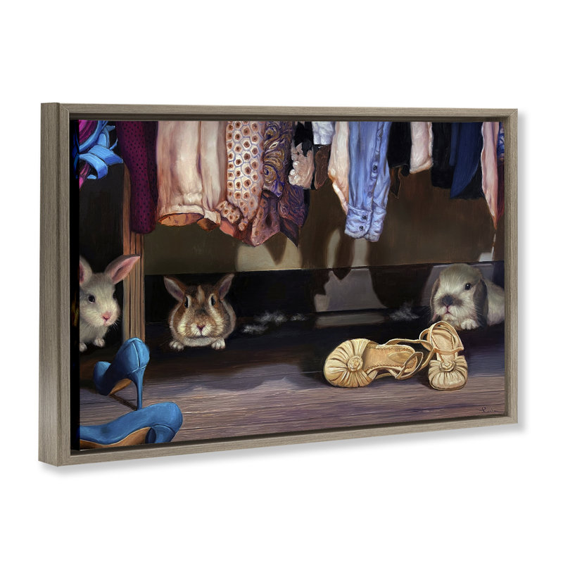 Bunnies Under Closet View, conception par Lucia Heffernan, H 21 po x l 31 po, Cadre flottant orme Montalcino