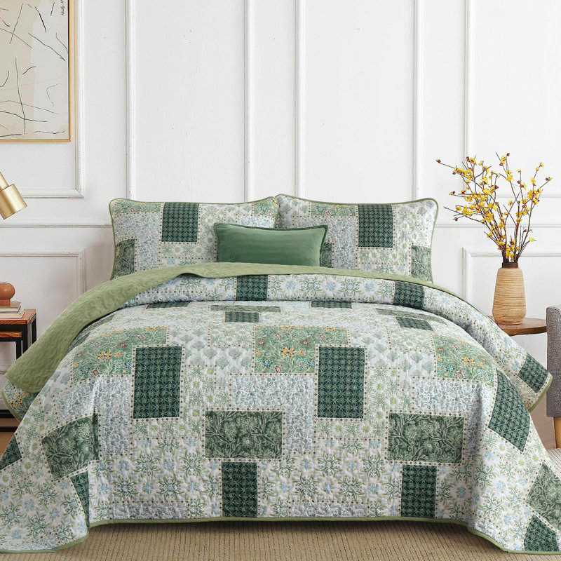 3-Piece Reversible Patchwork Quilt Set - Lightweight Microfiber Bedspread Coverlet for All Seasons, Green Patchwork