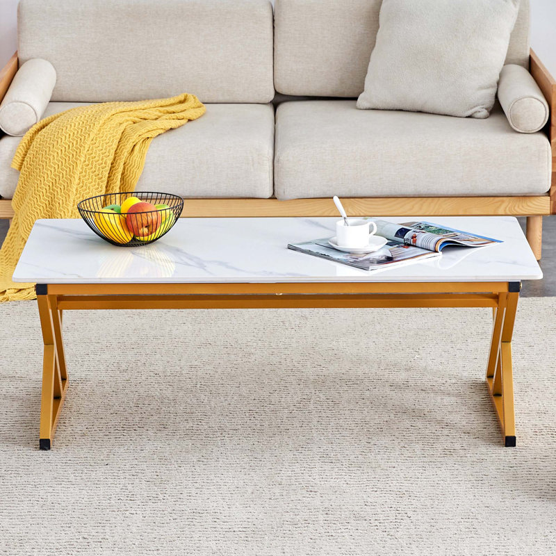 Une table basse est fabriquée en dalle de roche avec des pieds en métal pour le salon, Blanc, Doré