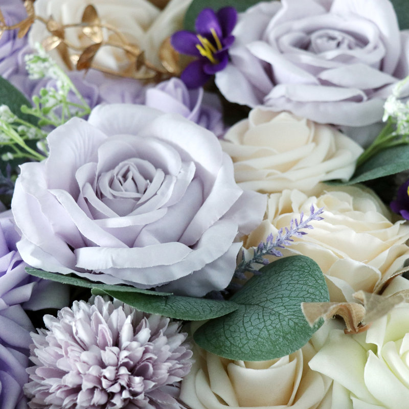 Arrangement floral de roses Dahlia Iris Eucalyptus