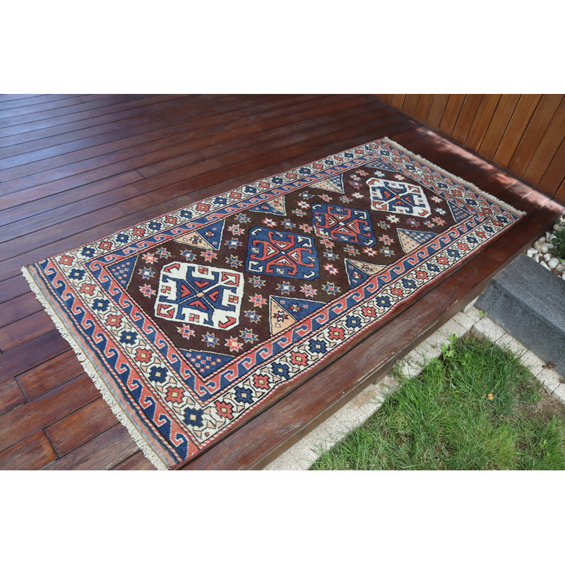 Charmant tapis turc rétro dans des tons chauds de terre, parfait pour rehausser n'importe quel décor de salon ou de chambre à coucher