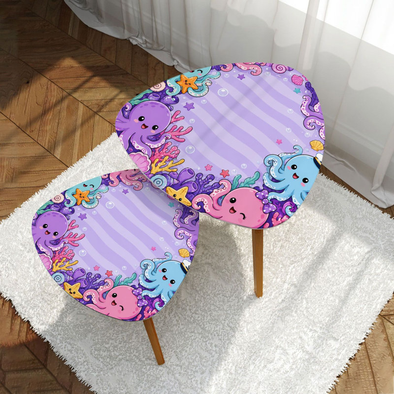 Ensemble de 2 tables basses gigognes triangulaires modernes, ornées de pieuvres mignonnes et de créatures marines coralliennes colorées. Style du milieu du siècle, petites tables d'appoint pour salon, chambre, appartement et décoration intérieure.