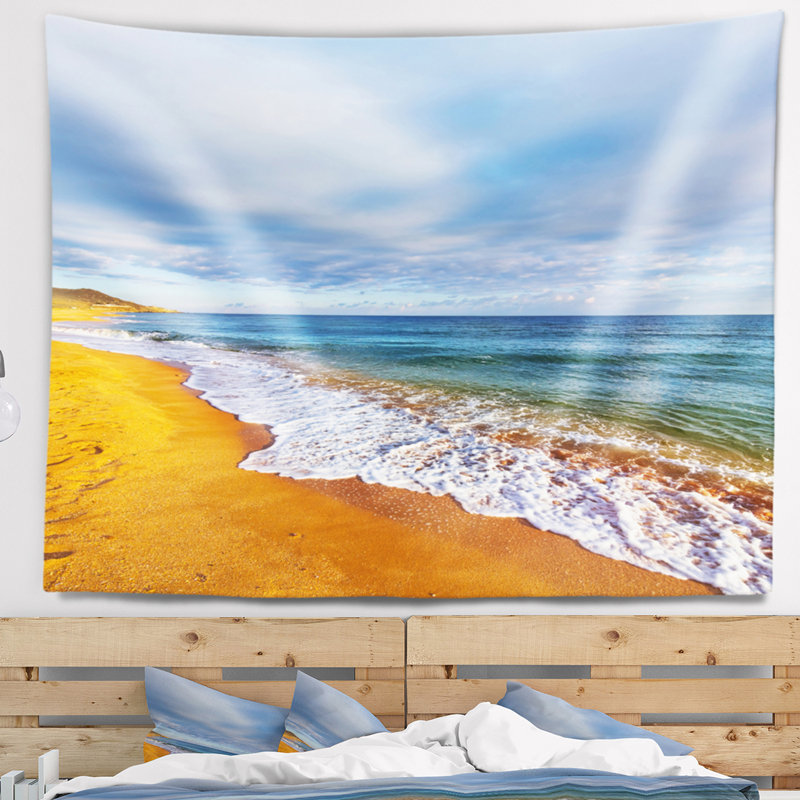 Tapisserie sombre plage sous un ciel nuageux, H 32 po x l 39 po