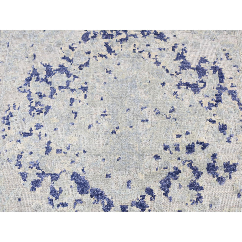 Tapis gris en soie noué à la main avec cyprès 2 pi x 3 pi 1 po 8B6E675766F54910ACA8A239CAE9691B