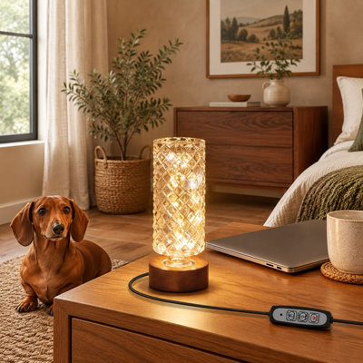 Cette petite lampe de chevet en cristal est ornée d'un motif d'ananas et comprend un variateur et une minuterie pour une utilisation comme lampe de bureau dans les chambres, les salons, les cuisines ou les salles à manger.
