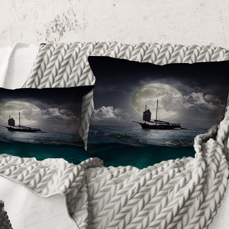 Carré, bateau de pêche sur le lac pendant la pleine lune - Coussin décoratif imprimé nautique et côtier, 18" x 18"