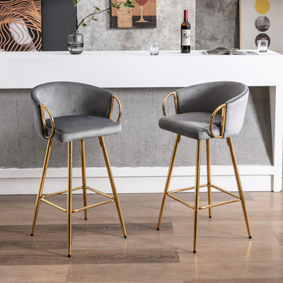 Lot de 2 tabourets de bar de 76 cm (30 pouces), revêtement en velours gris, piètement doré et repose-pieds pour un intérieur élégant. Assise stable et rembourrée de mousse.