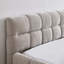 Lit plateforme grand en chenille avec tête de lit et structure solide-793403701