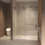 Porte de baignoire coulissante sans cadre avec verre trempé transparent et acier inoxydable, largeur réglable pour les salles de bain modernes