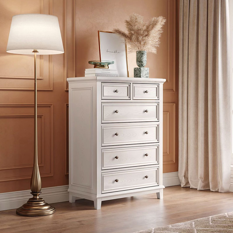 Détails artistiques de la commode en bois clair cuivré