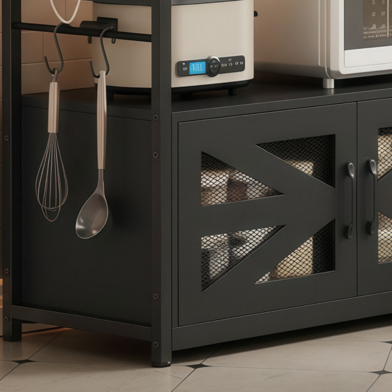 Comprend une prise de courant, un support à micro-ondes, une armoire de rangement et un support à vin, ainsi qu'un treillis métallique et 8 crochets en S pour répondre à divers besoins de rangement.