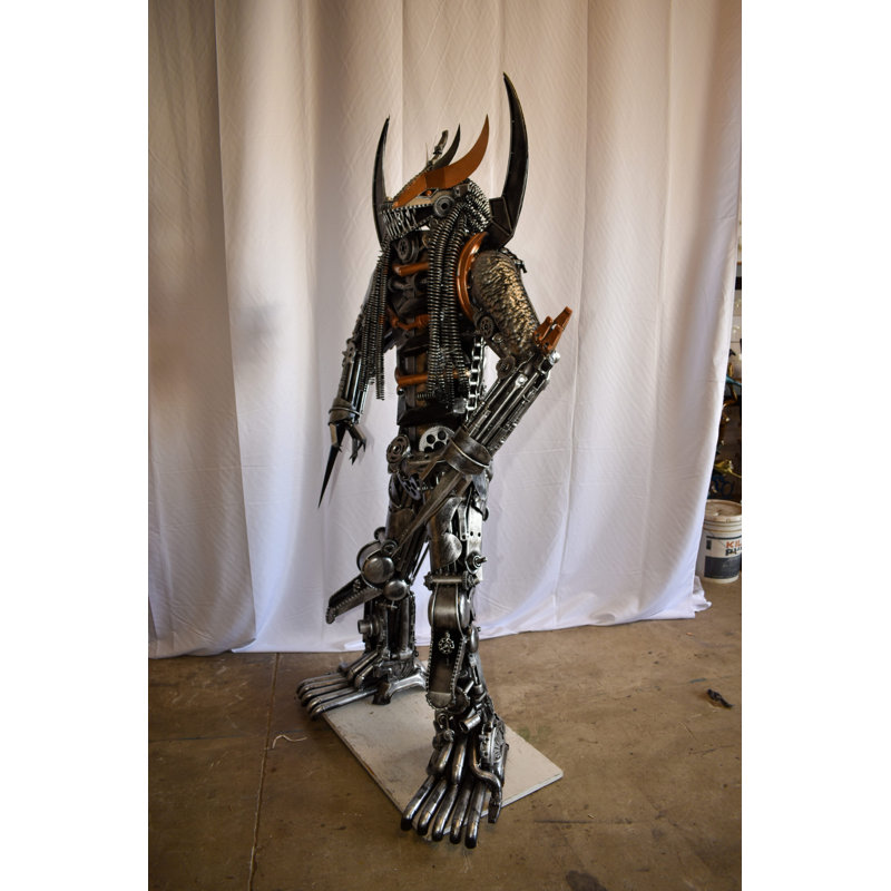 Statue abstraite et géométrique impeccable faite de débris de métal 48 po x 20 po x H 82 po
