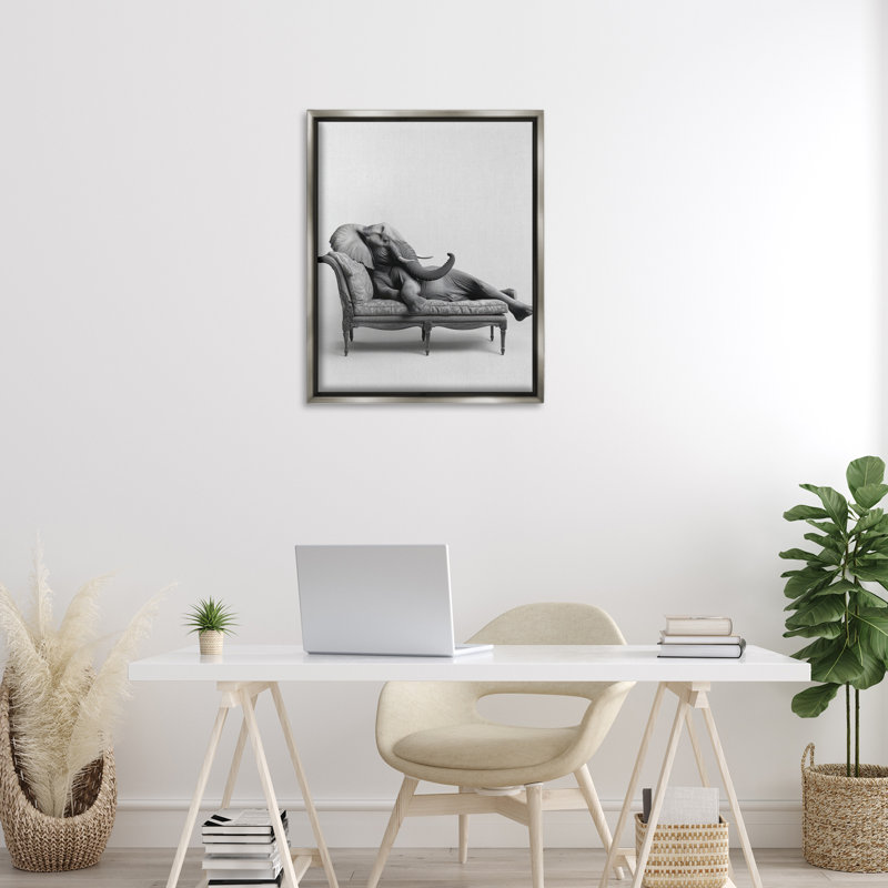 «Lounging Elephant on Chaise», art mural sur toile flottante, design par Petal Prints Design, H 31 po x l 25 po