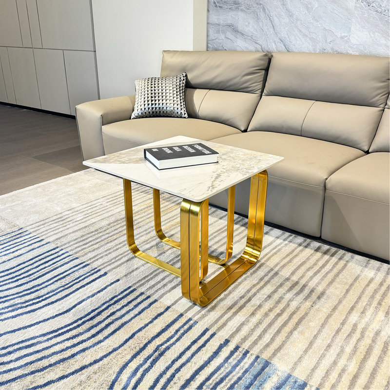 Table de bout rectangulaire en pierre frittée avec structure gracieuse en métal doré pour le matériau et la surface du salon