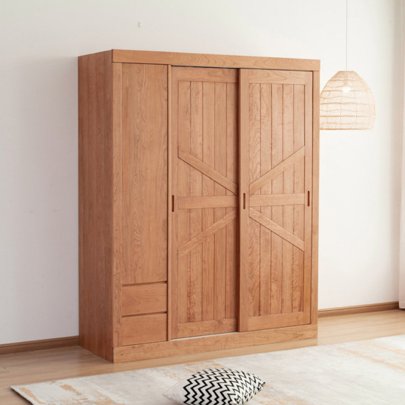 Une garde-robe en bois simple