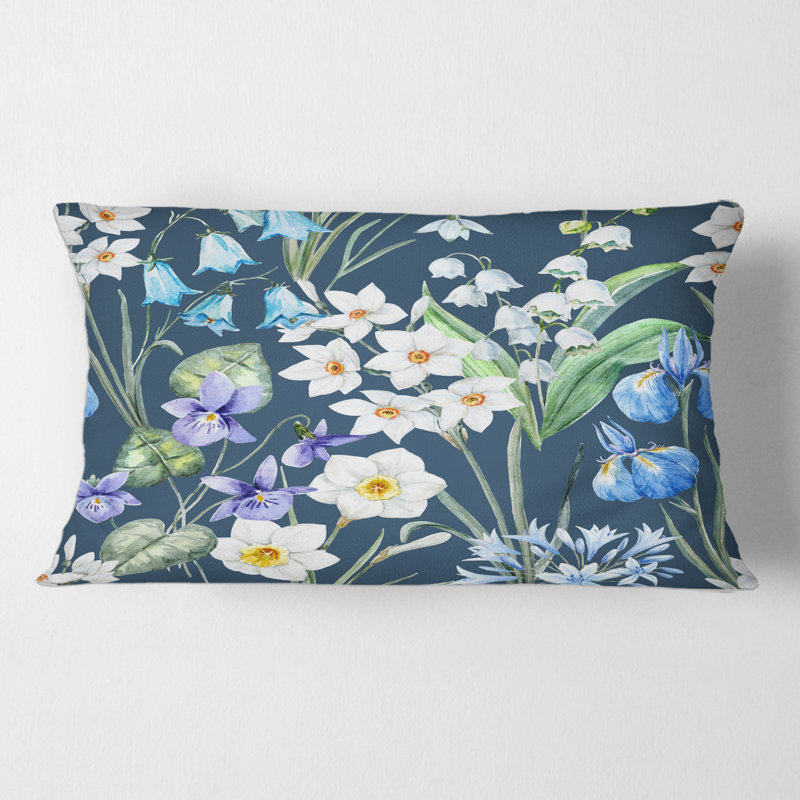 Fleurs printanières blanches et bleues sur fond bleu foncé - coussin traditionnel imprimé