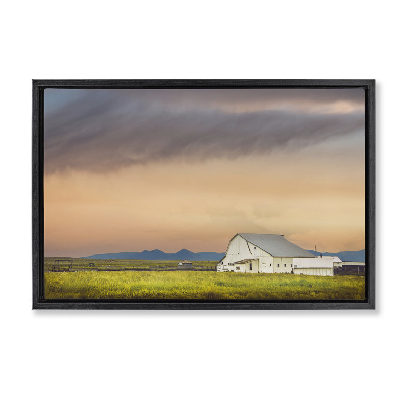 Cadre flottant vintage grange blanche au lever du soleil, design par Annie Bailey Art, H 17 po x l 25 po