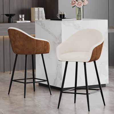 Les tabourets de bar de 26,5 po de style moderne à hauteur de comptoir, avec un revêtement confortable, des pieds en métal durables assurent la stabilité et rehaussent le décor de votre cuisine ou de votre salle à manger. - Brun
