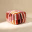 Pouf de sol rembourré géométrique en laine de Nouvelle-Zélande, 51 x 51 x 36 cm, multicolore, texturé.