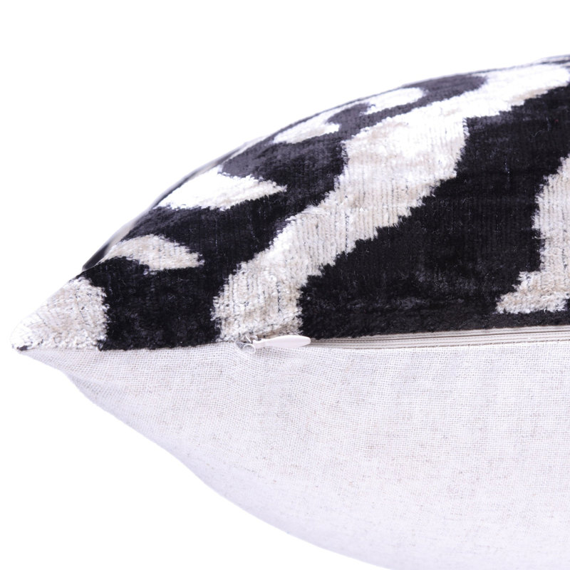 Coussin en velours fait à la main avec insert - ikat abstrait noir et blanc, 16 x 24 po