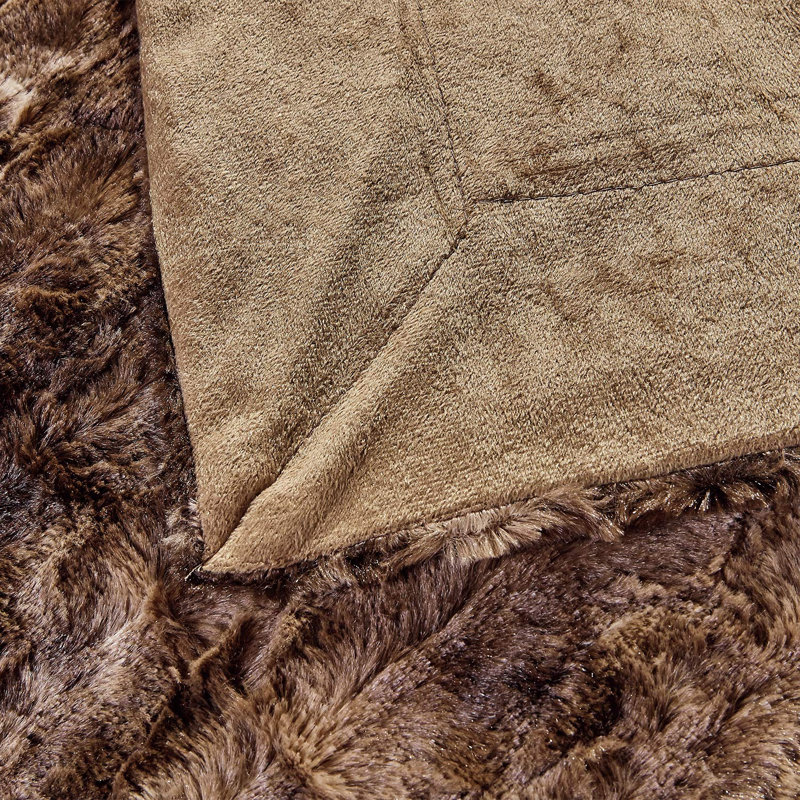 Oeste Throw Blanket