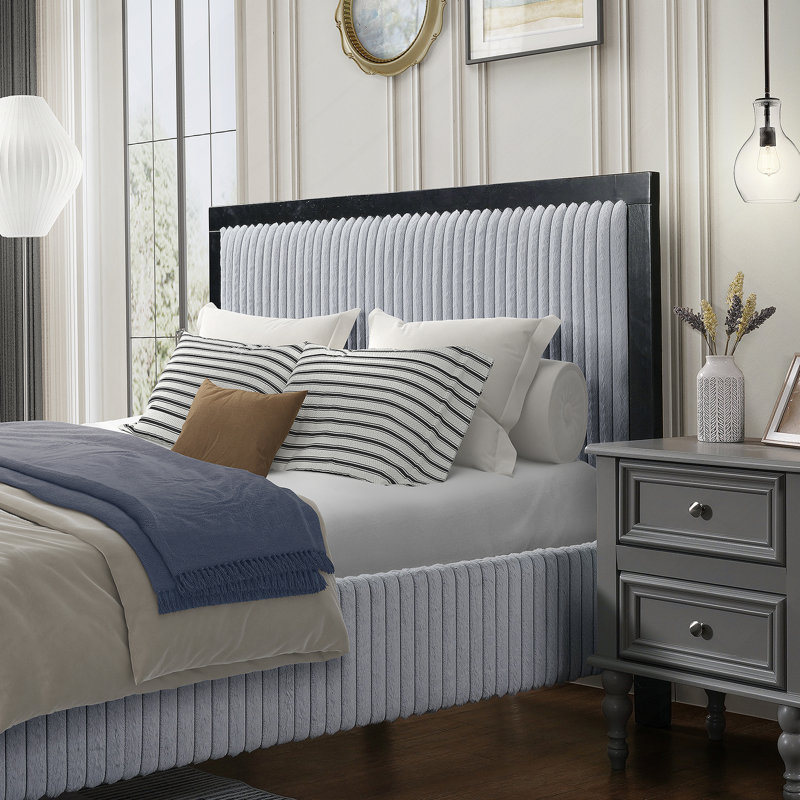 Très grand lit tapissier avec tête de lit moelleuse, cadre gris et noir, Roi