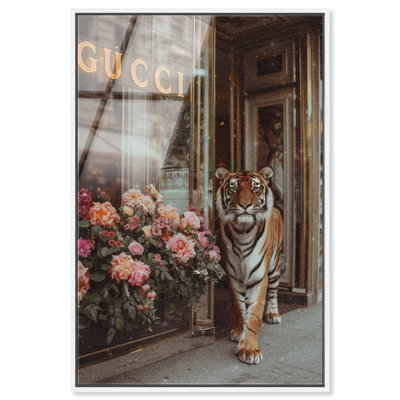 «Tiger at the Store», art mural en verre acrylique ultrabrillant encadré par Art Remedy, cadre blanc, 36 x 54