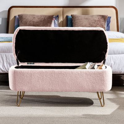 Élégant banc de rangement rose avec revêtement en fausse fourrure et configurations de pieds dorés stables pour les supports de siège élégants