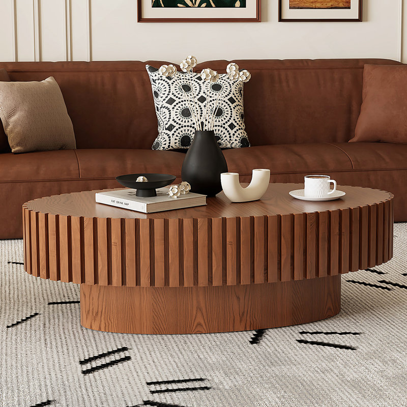 Table basse ovale exquise fabriquée à la main en bois avec motif en relief et piédestal robuste pour la décoration du salon