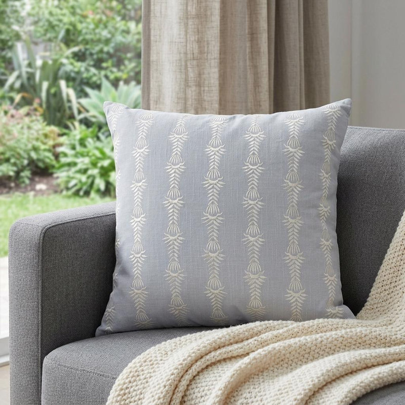 Coussin 20 "en coton bleu clair et blanc avec broderie