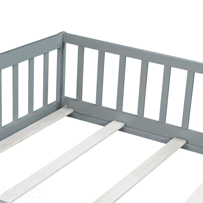 Structure de lit pleine grandeur avec clôture et porte, structure de lit en bois d'hévéa avec garde-corps de sécurité, Gris