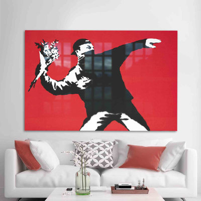 Décoration murale en verre inspirée de l'art de la rue avec graffiti emblématique de Banksy, parfaite pour mettre en valeur votre espace intérieur avec une touche de chic urbain