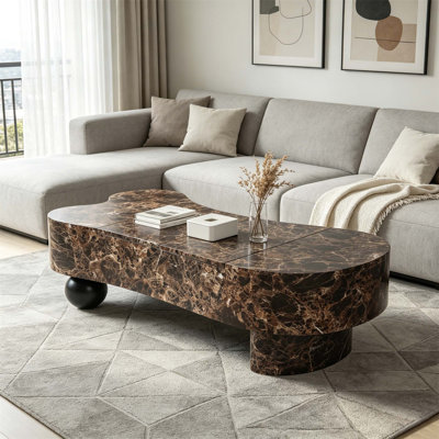 Table basse moderne en faux travertin avec rangement caché, plateau en faux marbre texturé et détails cannelés