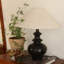 Petite lampe de table moderne en céramique blanche avec abat-jour en lin pour le salon de la chambre à coucher, ampoule incluse