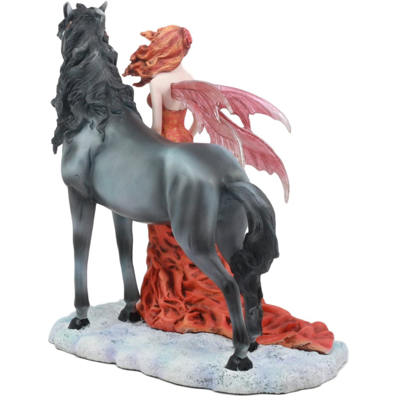 Fée se promenant avec un cheval noir