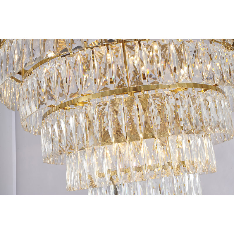Chandeilier en fer doré à 27 lumières avec accents en cristal transparent., Or
