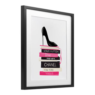 Stiletto noir sur livres, reproduction encadrée sous verre, design par Cherrywood Lane