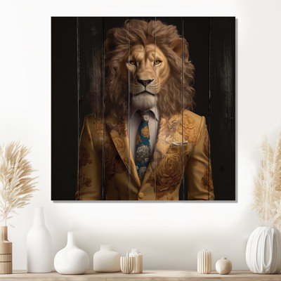 Cristien, lion jaune en costume sur bois